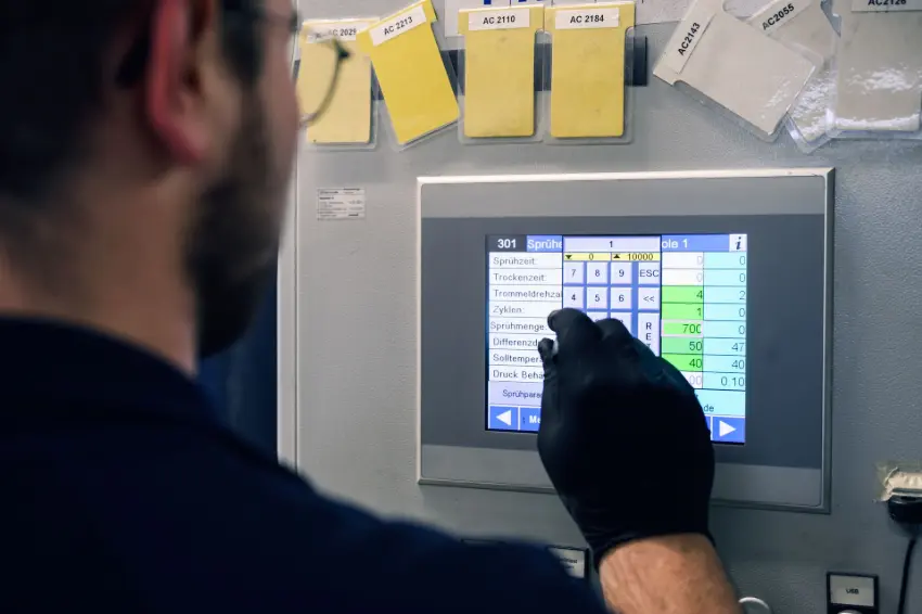 Produktionsmitarbeiter RBC / DFL / Farbe PE11: Einblick in den Arbeitsbereich bei AERO-COATING