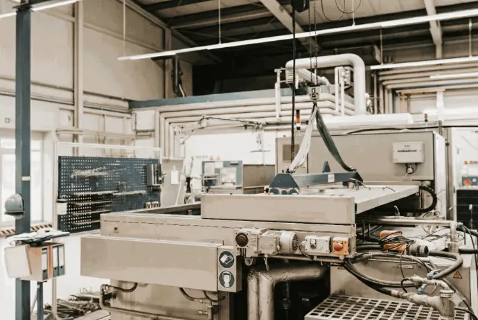 Produktionsmitarbeiter Passivieren PE8: Einblick in den Arbeitsbereich bei AERO-COATING