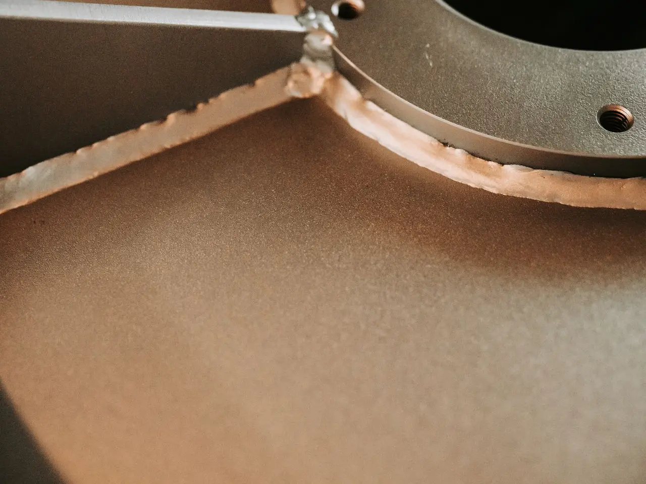 Produktionsmitarbeiter Passivieren PE8: Einblick in den Arbeitsbereich bei AERO-COATING