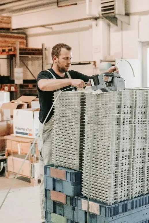 Mitarbeiter Wareneingang PE1: Einblick in den Arbeitsbereich bei AERO-COATING