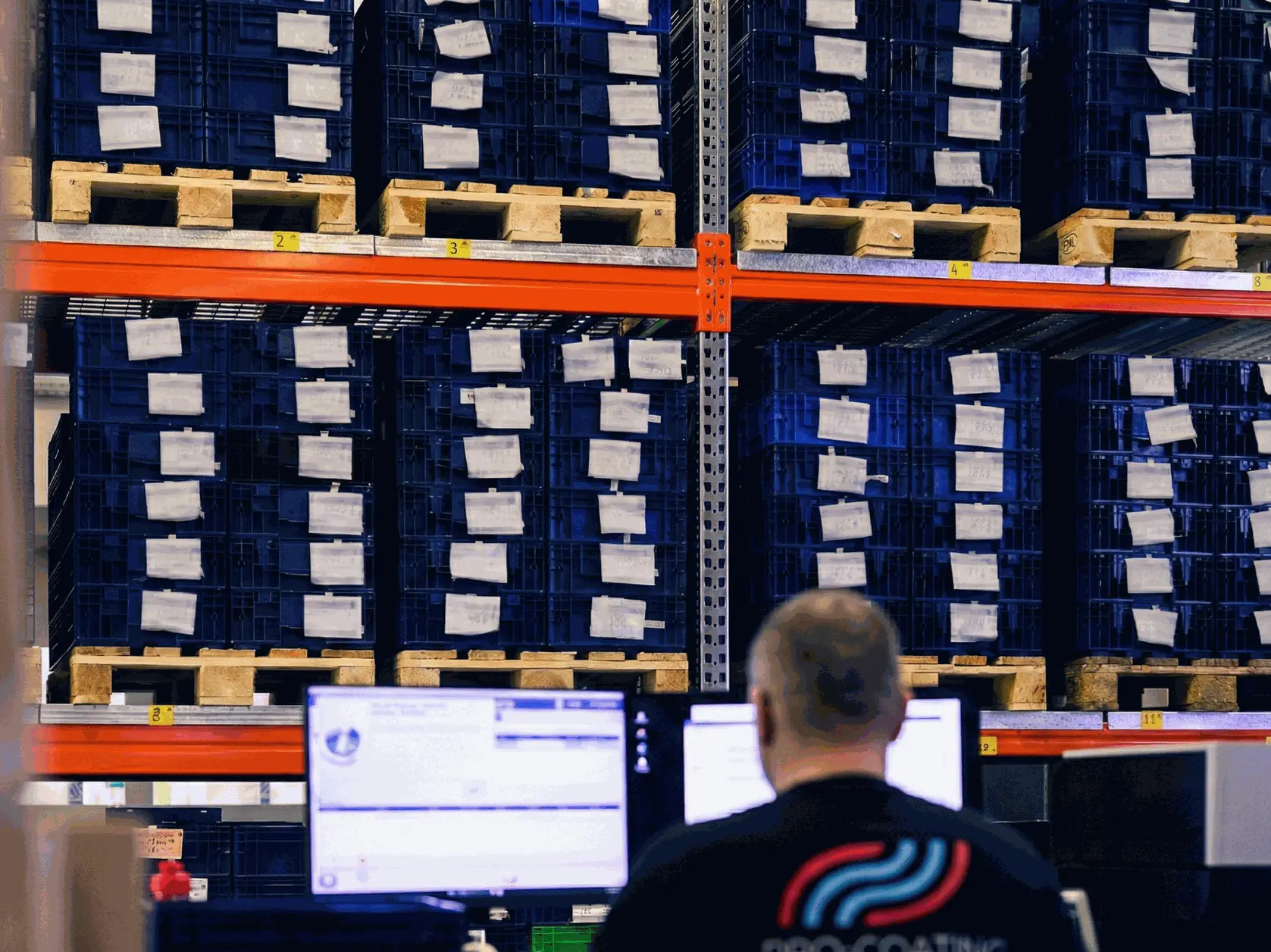 Mitarbeiter Wareneingang PE1: Einblick in den Arbeitsbereich bei AERO-COATING