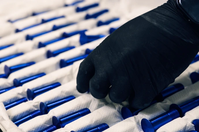 Mitarbeiter Warenausgang PE14: Einblick in den Arbeitsbereich bei AERO-COATING