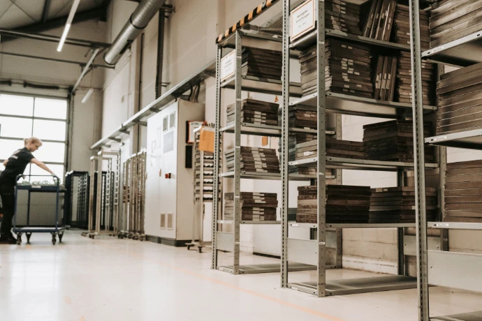 Support Mitarbeiter Lackieren PE12: Einblick in den Arbeitsbereich bei AERO-COATING